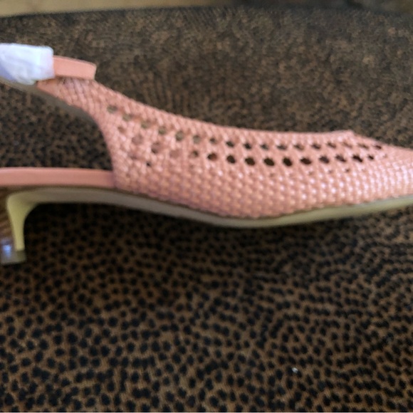 New in box! Beautiful Donald Pliner kitten heel pumps! - Picture 6 of 11